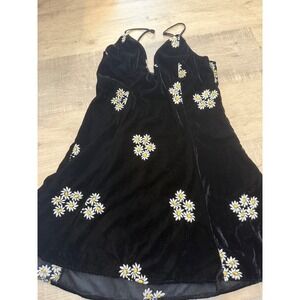 Urban Outfitters Velvet Daisy Embroidered Mini Dress – Size S/P‎